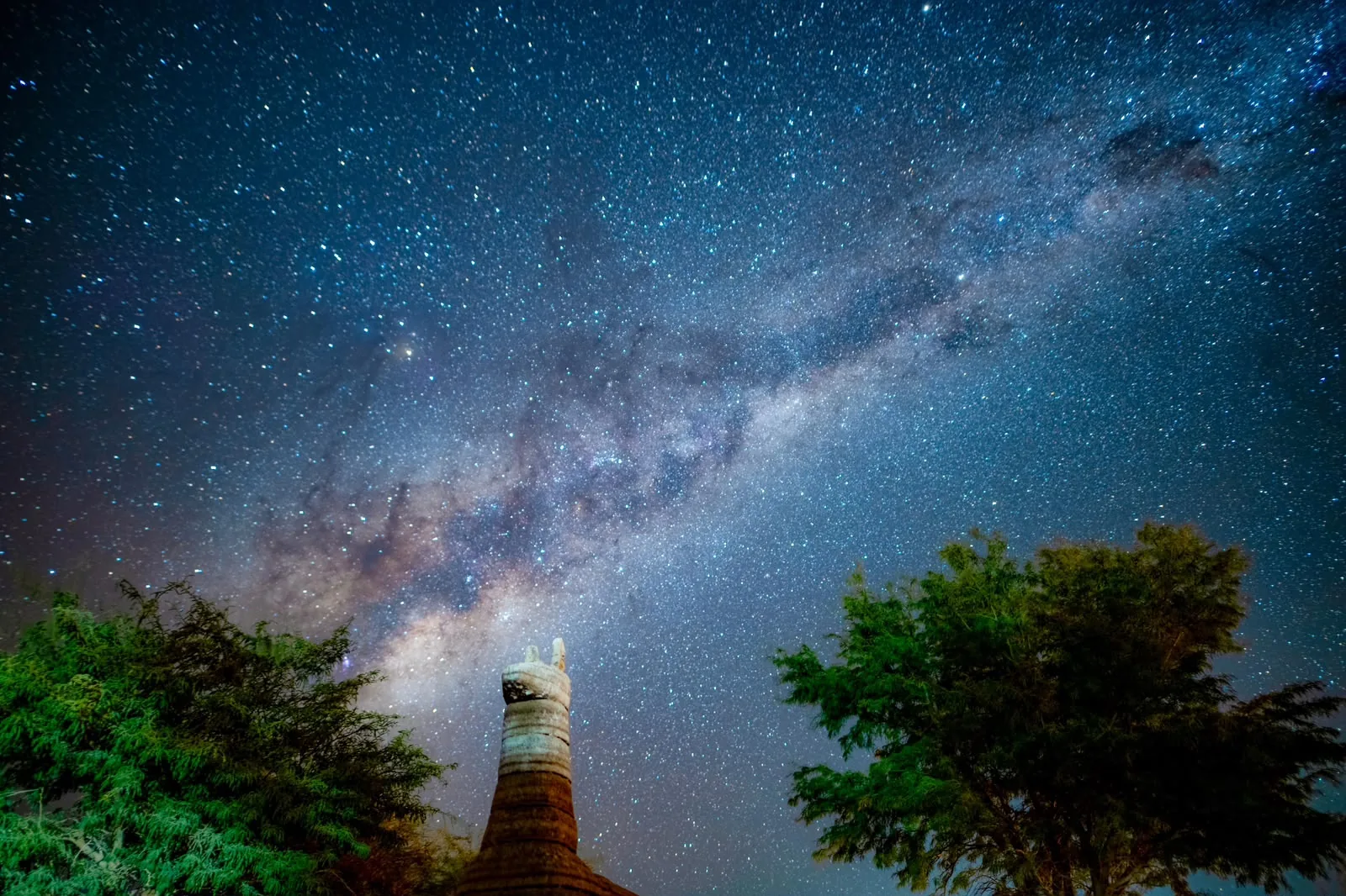 Vía Láctea sobre el entorno de Atacama