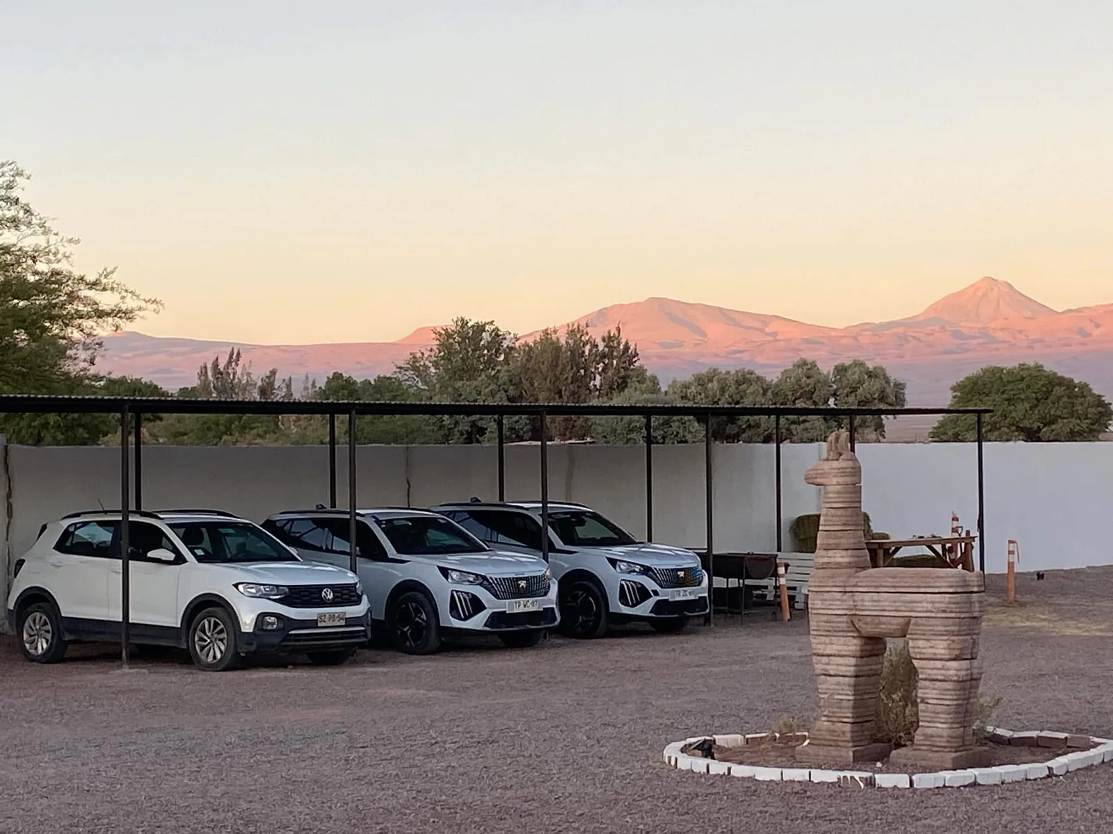 Estacionamiento con vista a la cordillera