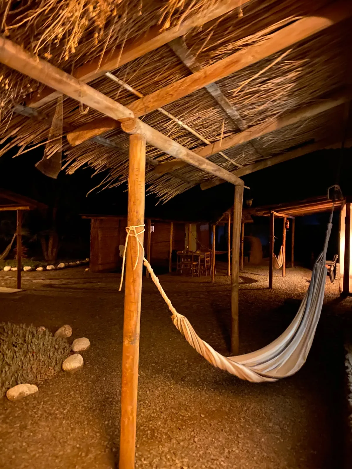 Hamacas bajo un techo de madera por la noche